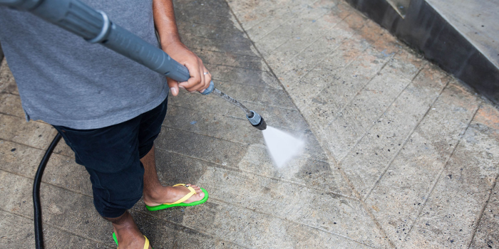 How to clean a concrete driveway with a water blaster